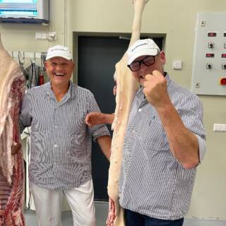 🔙 Rückblick auf den Juni – ein echter Meilenstein für uns als Team! 💪
Zehn Jahre nach unserer ersten Weideschlachtung beim Rind dürfen wir nun auch Schweine direkt auf der Weide schlachten – als erster Betrieb in Niedersachsen. 🎉🐖
Der Weg dahin war anspruchsvoll, aber: Teamarbeit wird belohnt! 💯
Für mehr Tierwohl und faire Fleischprodukte – gemeinsam als Heiderinder-Team. 🧡
#heiderinder #weideschlachtung #schweine #rinder #biofleisch #tierwohl #stressfrei #teamwork #zusammenhalt #team #lüneburgerheide #meat #grillen