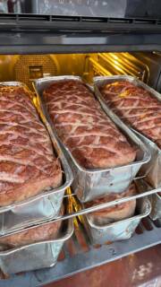 Heute ist wieder ein besonderer Tag bei uns in der Metzgerei.
Wir stellen frischen Fleischkäse her - aus 100 % Rindfleisch!😋
Warum wir das machen?
Weil wir gern besondere Produkte anbieten, die nicht alltäglich sind. Und weil’s einfach richtig gut schmeckt.😉
Ab Freitag bekommt ihr unseren Rinder-Fleischkäse wieder ganz frisch: auf dem Markt, im Laden und natürlich mit ganz viel Liebe gemacht.🧡
Wir freuen uns auf euch! 😊
#biofleisch #heiderinder #fleischkäse #rindfleisch #handmade #metzgerei #weideschlachtung #lüneburgerheide #markttag #qualität
