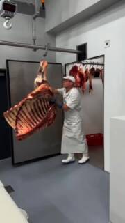 Gutes Essen beginnt mit guten Zutaten und wer einmal hochwertiges Fleisch probiert hat, weiß: Man schmeckt den Unterschied bei jedem Bissen. 🥩🔥 
Gerade im Herbst lassen sich daraus wunderbare Gerichte zaubern, zum Beispiel ein saftiger Rinderbraten, herzhafte Eintöpfe oder aromatische Schmorgerichte. 
Auf unserer Website findest du jede Menge Inspiration für deine Küche! 🍂🍽️
#heiderinder #biofleisch #tierwohl #kochen #rinderbraten #rezepte #inspiration #schlachtung #geschmack #qualität #weideschlachtung #nachhaltigkeit #regional #gutezutaten