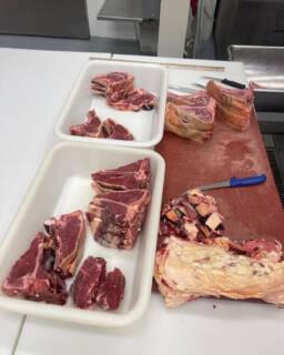 Während sich halb Deutschland in den Feierabend oder ins Wochenende verabschiedet, läuft es bei uns einfach immer weiter. Denn weder Tiere noch Projekte fragen, ob Samstag ist.🤷🏼‍♂️

Echte Qualität entsteht nicht in der Pause sondern, wenn man weitermacht, während andere schon Feierabend haben.

Was dabei rauskommt? Kein Glitzer, kein Marketing – sondern ehrlicher Goldstaub. ✨
Ohne Geschmacksverstärker, dafür mit Zeit, Wissen und verdammt viel Leidenschaft.

Und klar – auch wir hätten gern mal zwei freie Tage am Stück. Aber wer etwas aufbauen will, der weiß: Stillstand gibt’s nicht.💪🏻

Wir freuen uns riesig über jedes Feedback von Menschen, die Qualität schätzen, die sehen, was hinter jedem Tier, jeder Idee und jedem Handgriff steckt. Denn ohne euch gäbe es kein Projekt, keine Motivation, kein „weiter so“. 🙏

#heiderinder #herzensprojekt #qualität #weideschlachtung #stressfrei #steak #biofleisch #artgerechtehaltung #tierwohl #arbeitsalltag #hereford #schweine #fleischproduktion #handwerk #rinderzucht #feedback