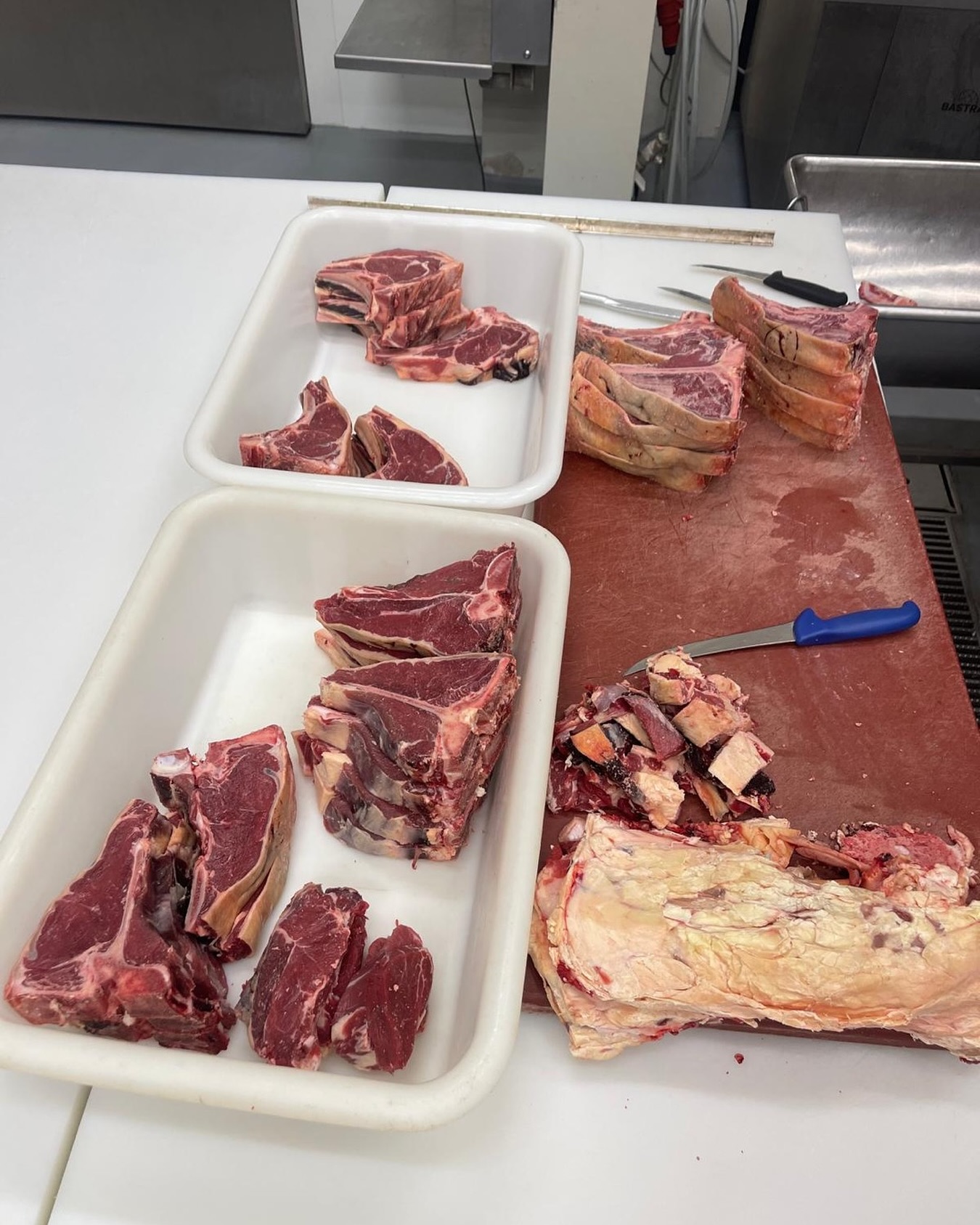 Während sich halb Deutschland in den Feierabend oder ins Wochenende verabschiedet, läuft es bei uns einfach immer weiter. Denn weder Tiere noch Projekte fragen, ob Samstag ist.🤷🏼‍♂️

Echte Qualität entsteht nicht in der Pause sondern, wenn man weitermacht, während andere schon Feierabend haben.

Was dabei rauskommt? Kein Glitzer, kein Marketing – sondern ehrlicher Goldstaub. ✨
Ohne Geschmacksverstärker, dafür mit Zeit, Wissen und verdammt viel Leidenschaft.

Und klar – auch wir hätten gern mal zwei freie Tage am Stück. Aber wer etwas aufbauen will, der weiß: Stillstand gibt’s nicht.💪🏻

Wir freuen uns riesig über jedes Feedback von Menschen, die Qualität schätzen, die sehen, was hinter jedem Tier, jeder Idee und jedem Handgriff steckt. Denn ohne euch gäbe es kein Projekt, keine Motivation, kein „weiter so“. 🙏

#heiderinder #herzensprojekt #qualität #weideschlachtung #stressfrei #steak #biofleisch #artgerechtehaltung #tierwohl #arbeitsalltag #hereford #schweine #fleischproduktion #handwerk #rinderzucht #feedback