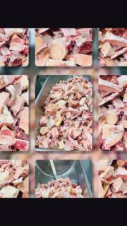 Wenn ihr riechen könntet, was wir hier riechen…🔥
Das ist mehr als Kochen – das ist Familientradition.
Seit Generationen dreht sich bei uns alles um ehrlichen, handgemachten Geschmack, zubereitet mit Liebe, Zeit und Geduld.

Die alten Bräter meiner Oma sind immer noch im Einsatz und schenken uns Röstaromen, die kein moderner Ofen je hinbekommt.
Danke, Oma. Und danke an Pat & Tim für die Trödelmarkt-Schätze, ohne die dieser Duft nie derselbe wäre. ❤️

An diesem Wochenende stehen gleich zwei Events an und wir servieren:
👉 20 Nackenbraten, langsam geschmort, direkt aus der Soße, die seit Tagen zieht 😍
Dazu unsere hausgemachte Zwiebelkonfitüre – süß, würzig, und einfach himmlisch.

#heiderinder #TraditionSchmeckt #MitLiebeGemacht #EchteKüche #GenussWieFrüher #biofleisch #handarbeit #lecker #qualität #tierwohl #stressfreieschlachtung #food #foodinspo #foodlover #meat #regional