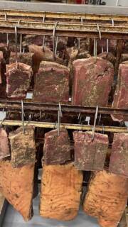 Die Produktion läuft auf Hochtouren – wir arbeiten bis spät in den Abend.😅 Aber für diesen Anblick lohnt es sich doch! ✨
Vergesst nicht unser Weihnachtsspecial:
• Rinderzunge (auf Wunsch gepökelt)
• Rinder-Ochsenbäckchen
• Rinder-Ochsenschwanz
• Rinder Wiener
• Rinder Bockwurst
👉 Bestellungen bis 14.12.2025
👉 Abholung bis 23.12.2025
Sichert euch jetzt euren festlichen Genuss! 🎄🥩
#heiderinder #tweihnachtsspecial #biofleisch