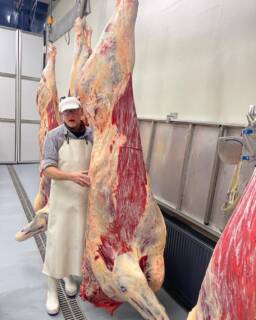 Schon beeindruckend, wie viel Qualität in einem Stück Heiderind steckt! 🥩

Unsere Heiderinder wachsen in der idyllischen Heide auf, bekommen Zeit, Ruhe und viel Zuneigung! Genau das, was ihr Fleisch so unverwechselbar zart und aromatisch macht. Die feine Marmorierung sorgt für eine perfekte Fettverteilung, die den intensiven Geschmack und die saftige Textur ausmacht.

Wer einmal Heiderind probiert hat, weiß: Das ist mehr als Fleisch , das ist Genuss pur, egal ob auf dem Grill, in der Pfanne oder als besondere Zutat für eure Lieblingsgerichte.
Überzeug dich selbst von der Qualität unserer Heiderinder! Schau bei uns vorbei oder bestell direkt online und bring den echten Heide-Genuss auf deinen Teller. 🌿🥩

#hereford #kochen #fleischgericht #heiderinder #biofleisch