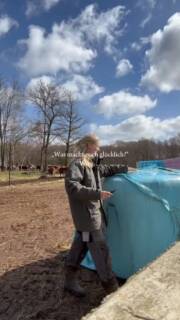 Was macht uns glücklich?

Nicht die großen Dinge, sondern einfach unser Alltag. 

🐮 Tiere, die so leben dürfen, wie es für sie natürlich ist.
🫂 Ein Team, eine Familie, die jeden Tag für dasselbe einsteht. 
🥩 Produkte, die natürlich, regional und von höchster Bioqualität sind.
👩🏼‍🦰 Und unsere Kunden sowie Kundinnen, die all das wertschätzen.

Wir machen alles selbst. Von der Weide bis zum fertigen Produkt und das ohne lange Transportwege, anonyme Schlachtstraßen oder Zwischenhändler. 

Das ist unser Alltag und genau das macht uns glücklich. 🤍

#heiderinder #tierwohl #artgerecht #nachhaltigkeit #regionalität