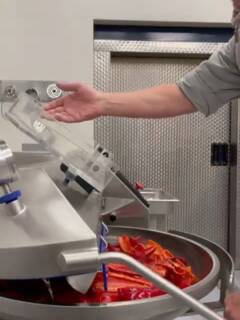 Wann habt ihr das letzte Mal eine wirkliche Ochsenschwanzsuppe gesehen? Im Laden oder im Restaurant?

Niemand von uns konnte sich erinnern, also haben wir einfach eine gemacht, wie von Oma gelernt. 🍲

Alles frisch: Ochsenschwanz, Rotwein, Möhren, Sellerie, Paprika, Lauch. Alles Zutaten, die Oma auch im Küchenschrank hätte. Natürlich alles frei von Geschmacksverstärkern und sonstigen Zaubermitteln, sondern „nur“ bestes Fleisch und ausreichend Zeit.

🤌🏼 Achtung sie ist gehaltvoll und unglaublich lecker … und man muss keine zwei Liter essen, um satt zu werden, weil echte Qualität eben keine Menge braucht. 

Masse oder Klasse? Für uns natürlich absolut keine Frage. 🐄

Ab sofort also bei uns erhältlich! Wer freut sich? 😁

#heiderinder #ochsenschwanzsuppe #biofleisch #regional #rezept